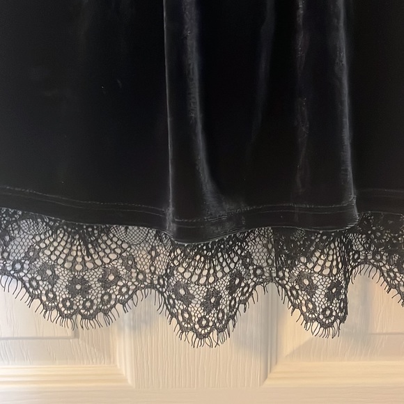 Willow & Clay velvet and lace black v-neck blouse size medium NWT - Picture 4 of 14